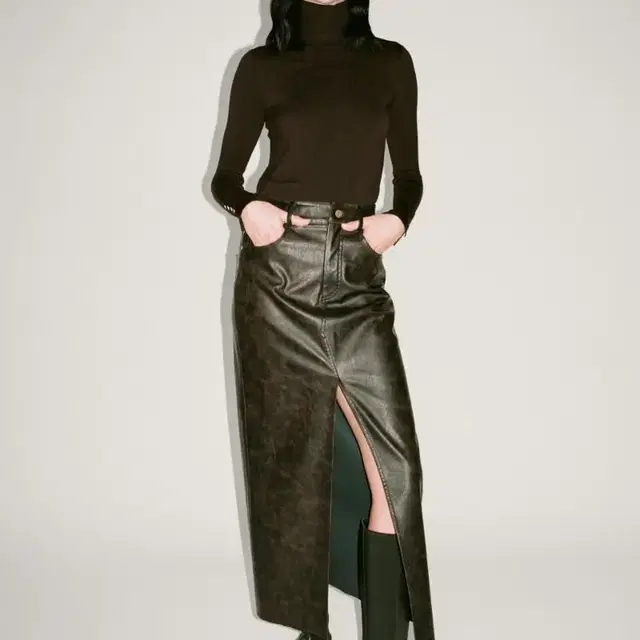 자라 레더 스커트  구해요washed faux leather skirt