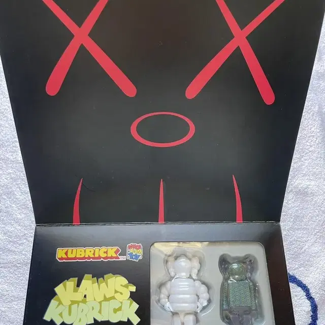 카우스 큐브릭 버스정류장 4 KAWS KUBRICK  메디콤토이 MEDI