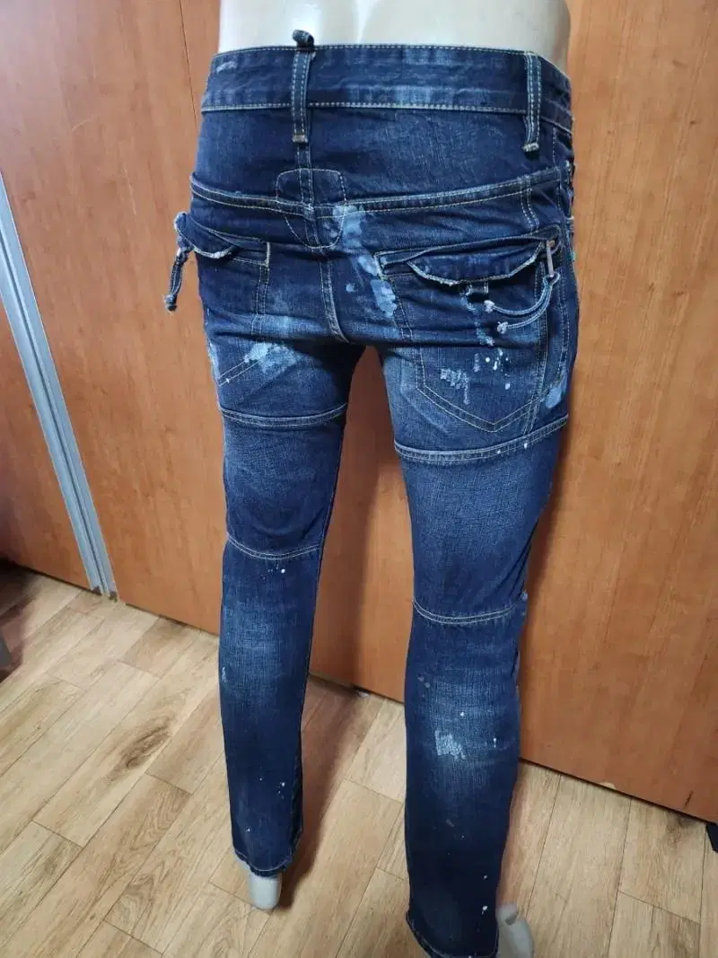 DSQUARED2 Patch Painting Jeans 46, but considering the actual measurement 29 to 30