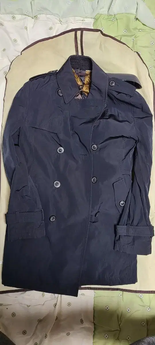 I'm selling a men's jia coat, size 95.