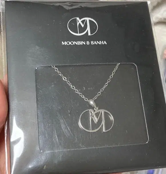 Sells a necklace of Tacong Moonbin Sanha (photocard)