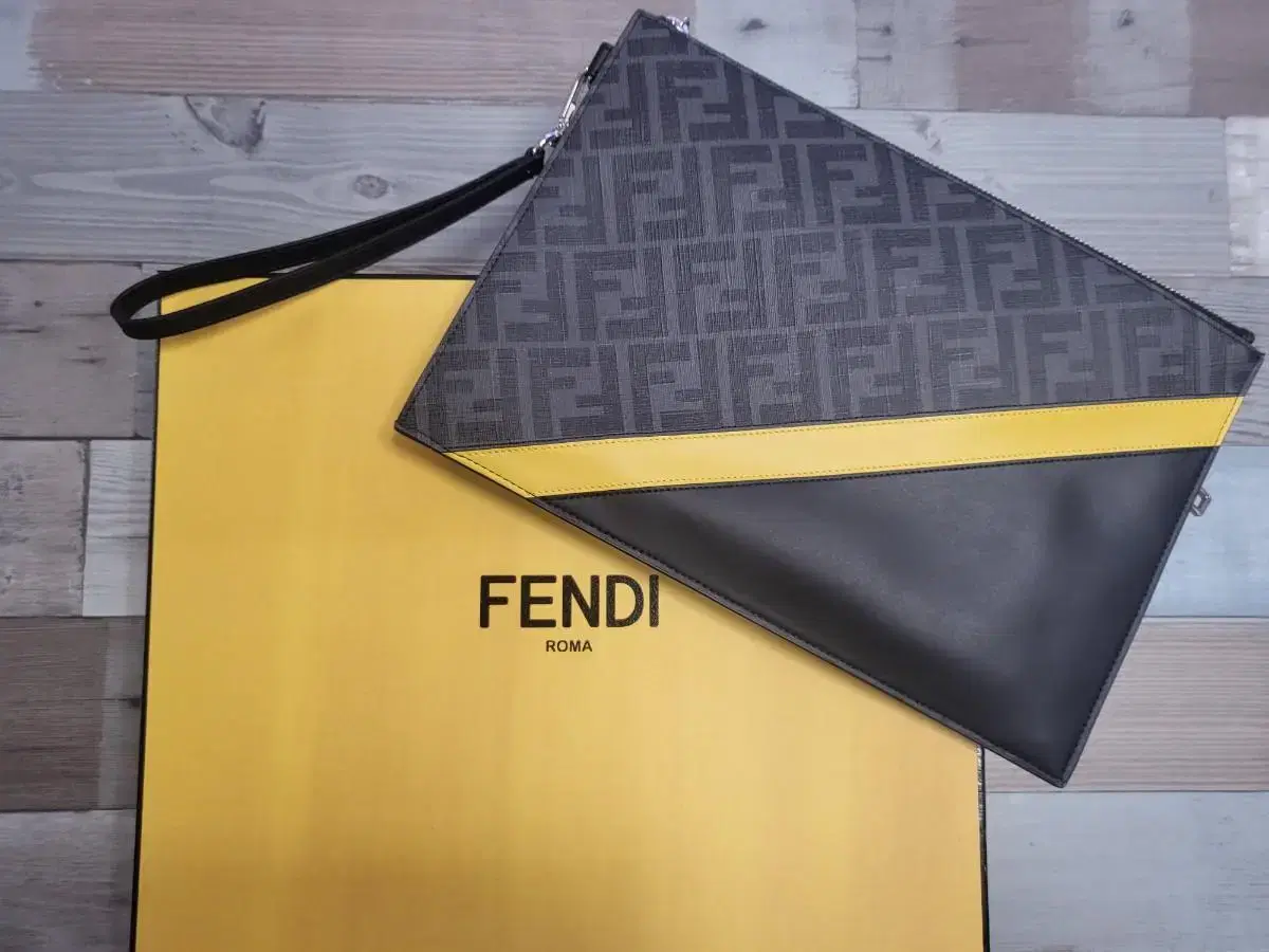 펜디 FENDI 클러치백