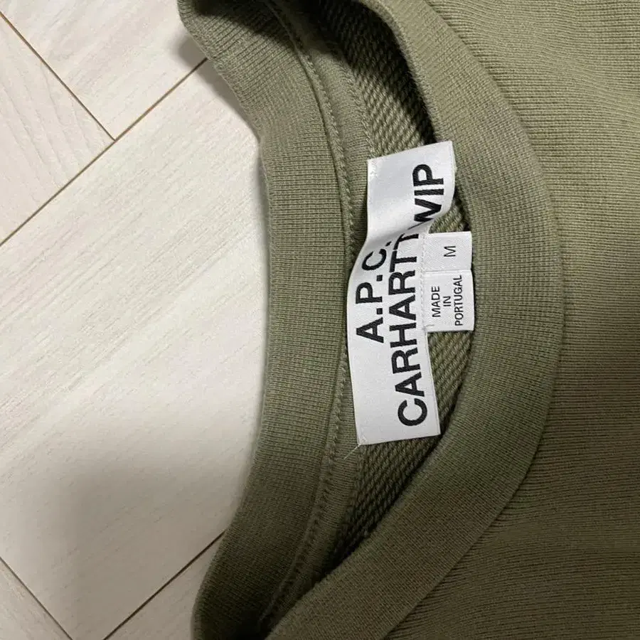 Charhatt A.P.C 칼하트 아페쎄 카키 맨투맨 사이즈(M)