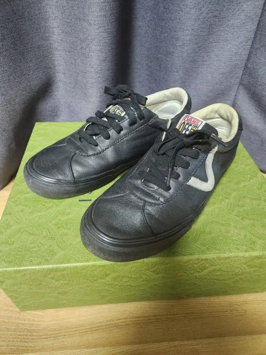 270 Vans Black Leather Sneakers