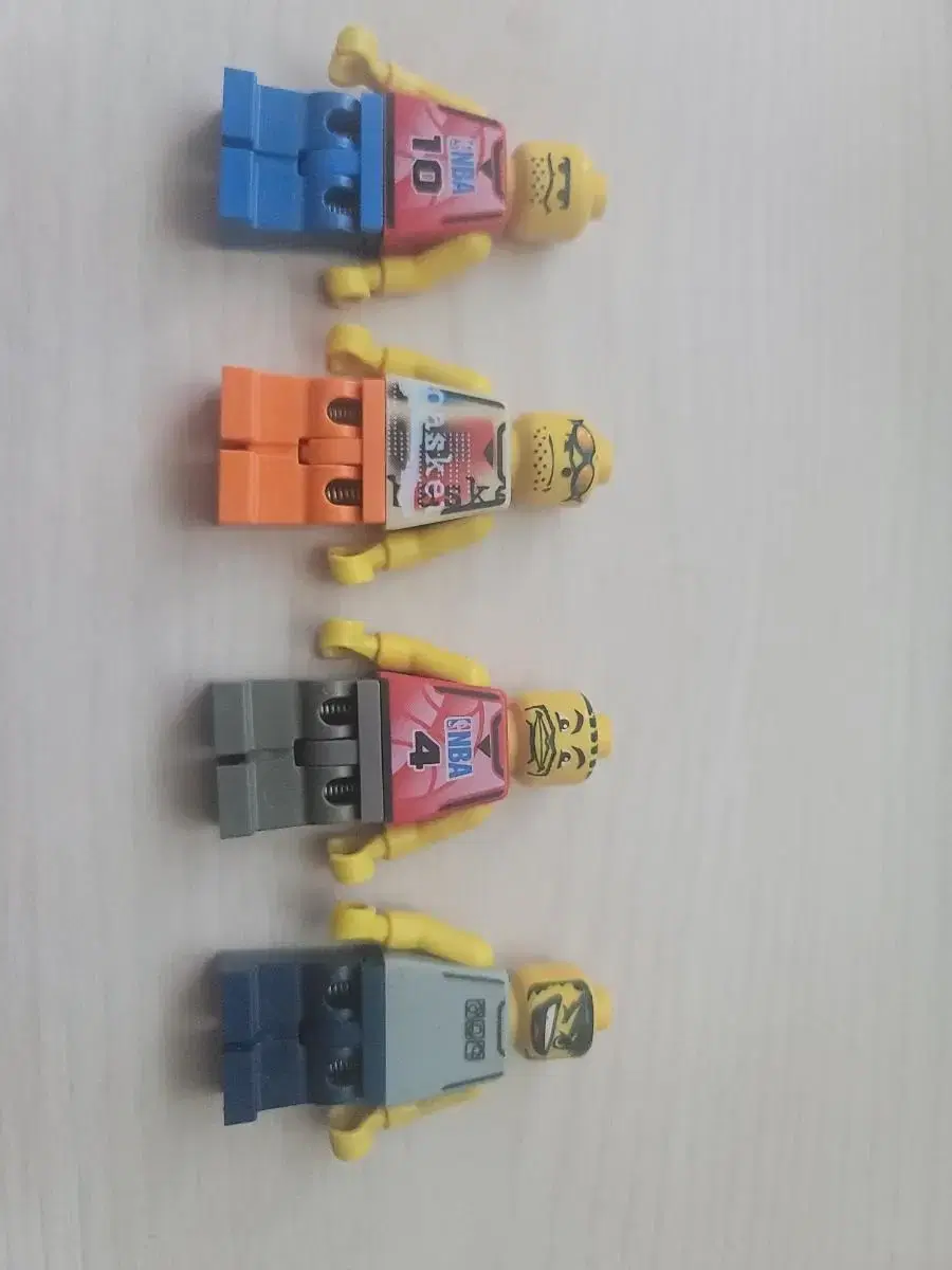 Selling LEGO 3431 Minifigures.