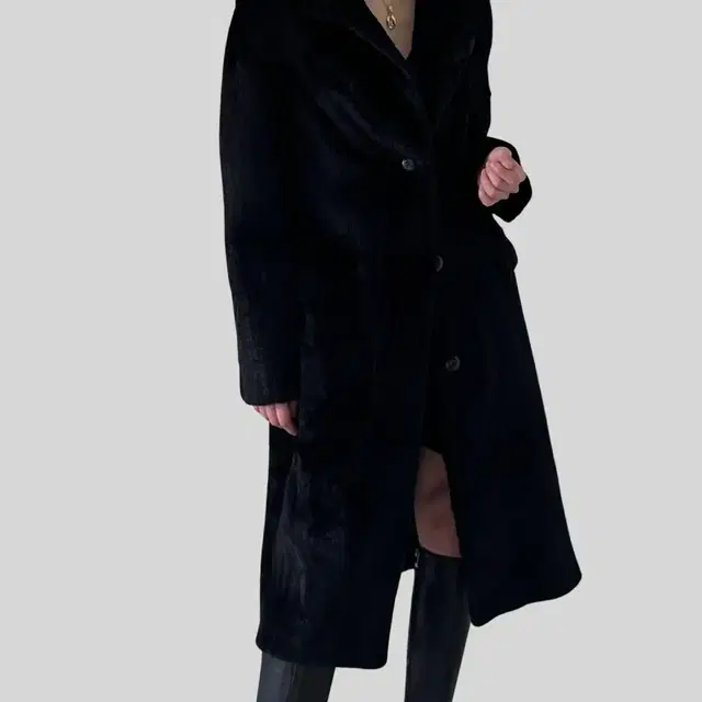 < (Salvatore Ferragamo)black fur long co