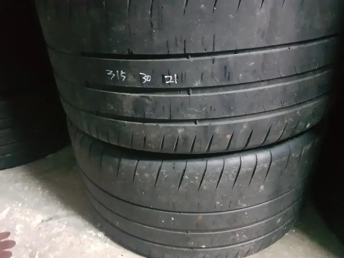 315 30 21 2짝 미쉐린 컵2 중고 타이어 팝니다