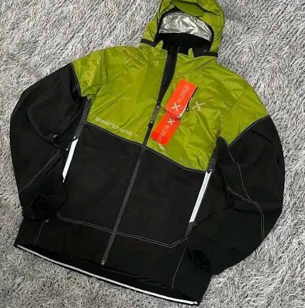 ConditionIn excellent conditionMontura jacket hat built inO 90-95