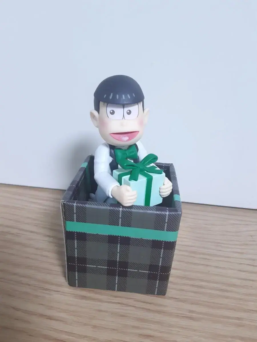 We sell Osomatsu statue figures.