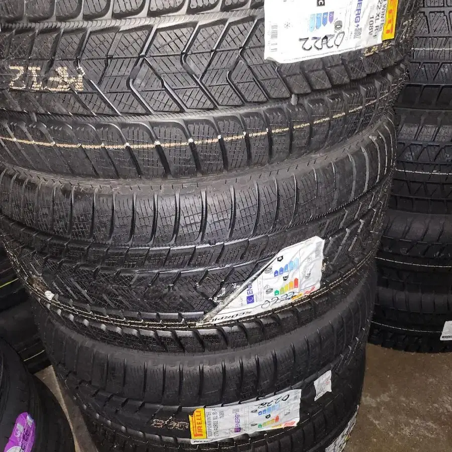 275/40R22 315/35R22 피렐리 윈터타이어 4개 판매