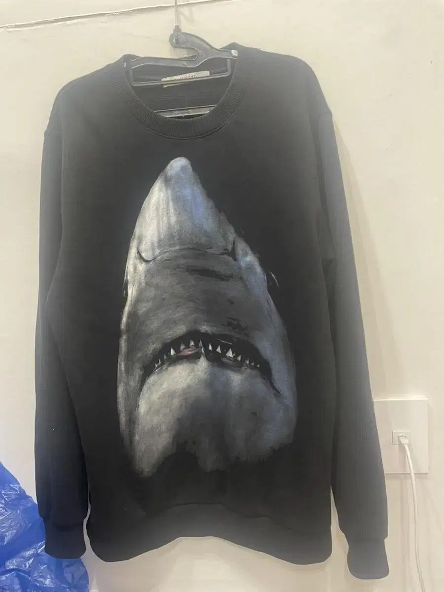 (M)Givenchy Shark Man to Man