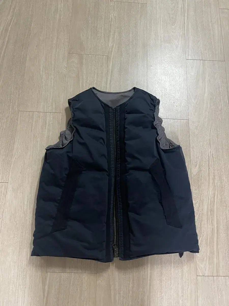 (L) Blackout Reversible Goose Down Vest