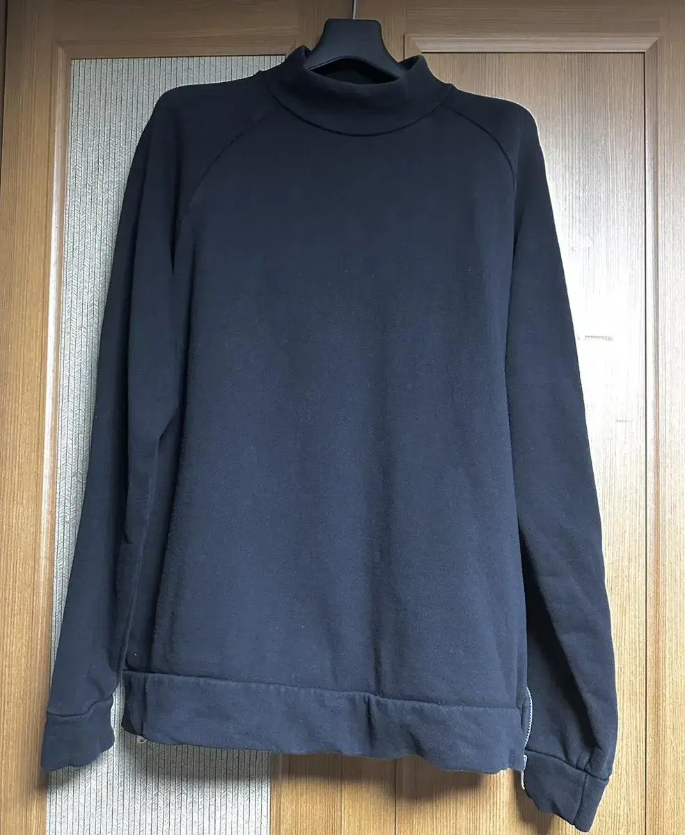 Side zipper plain crewneck L size