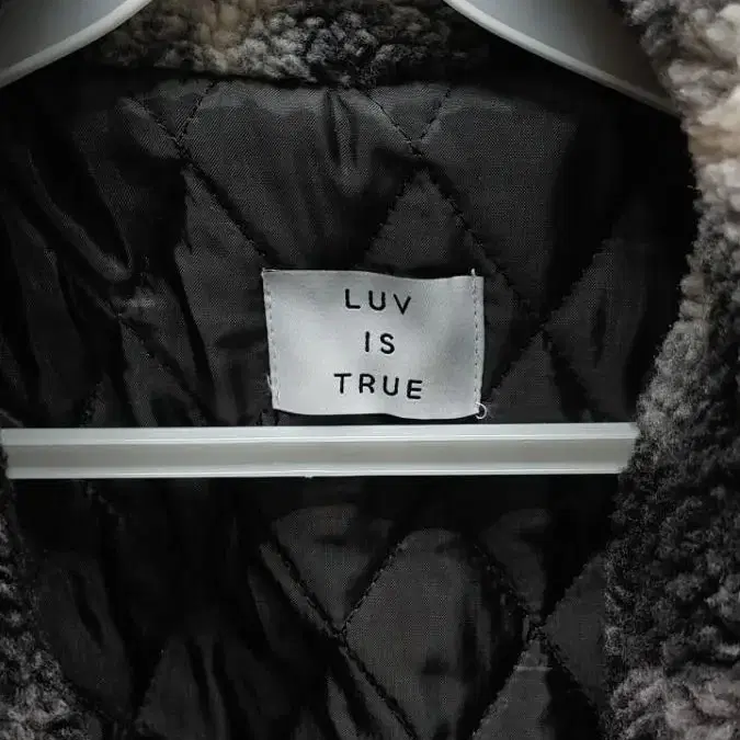 LUV IS TRUE 러브이즈트루 뽀글자캣