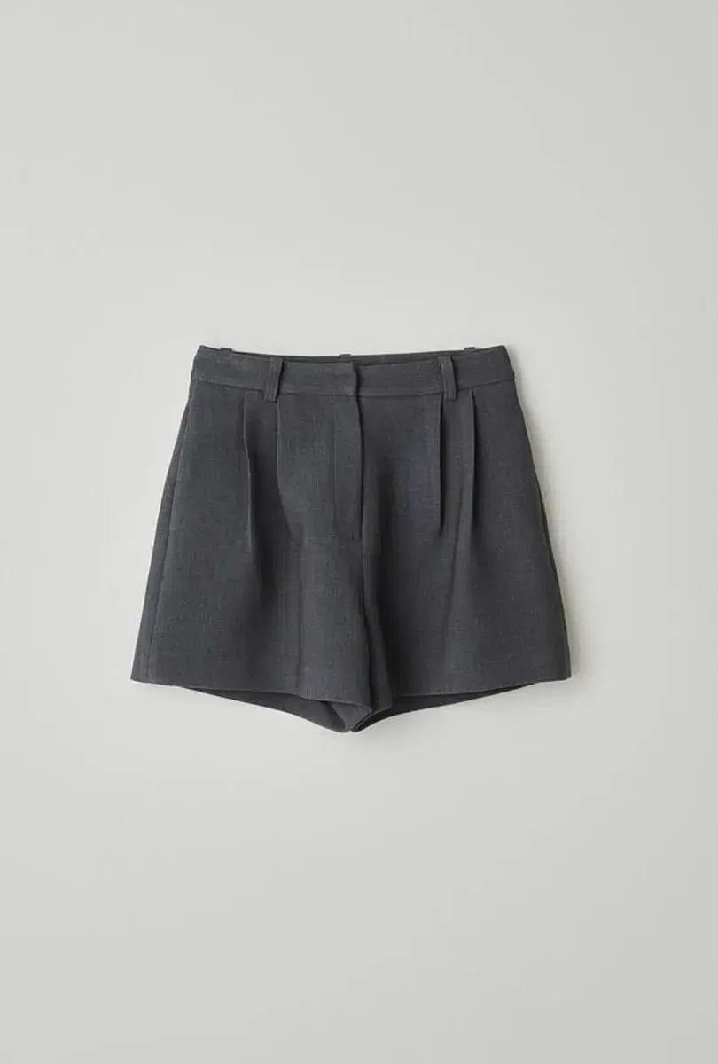 t/t Modern pin-tuck short pants