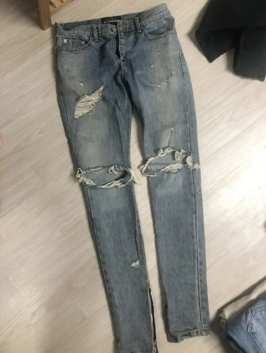 Exsaki Zippered Jin Ripped Jeans Size 28