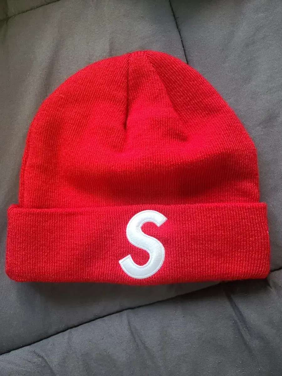 Supreme Beanie S logo