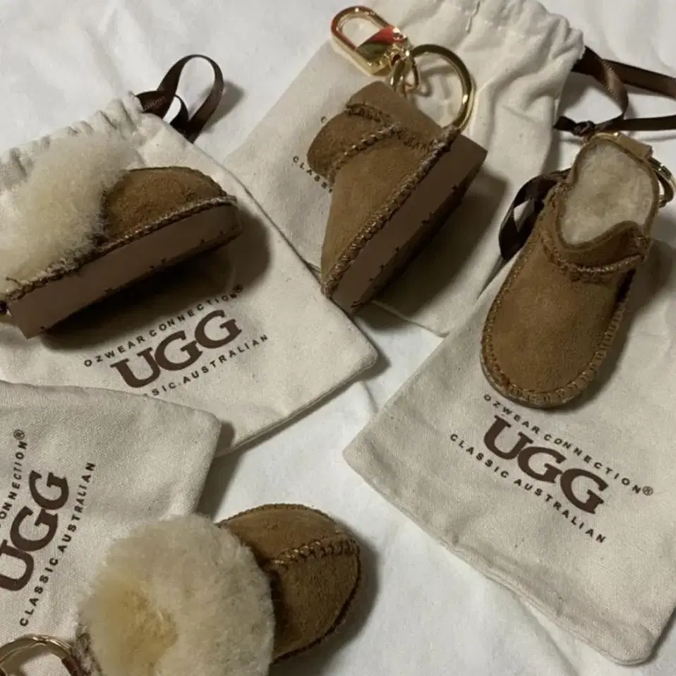 새상품 UGG 어그 키링 파우치 있음