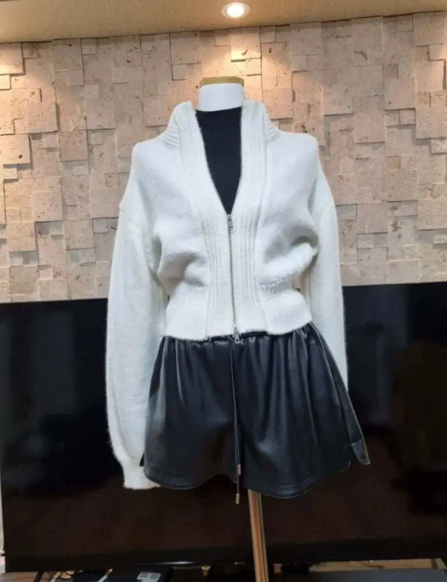 New in Cropped Ivory pola Knit Zip-Up Cardigan (33-55)