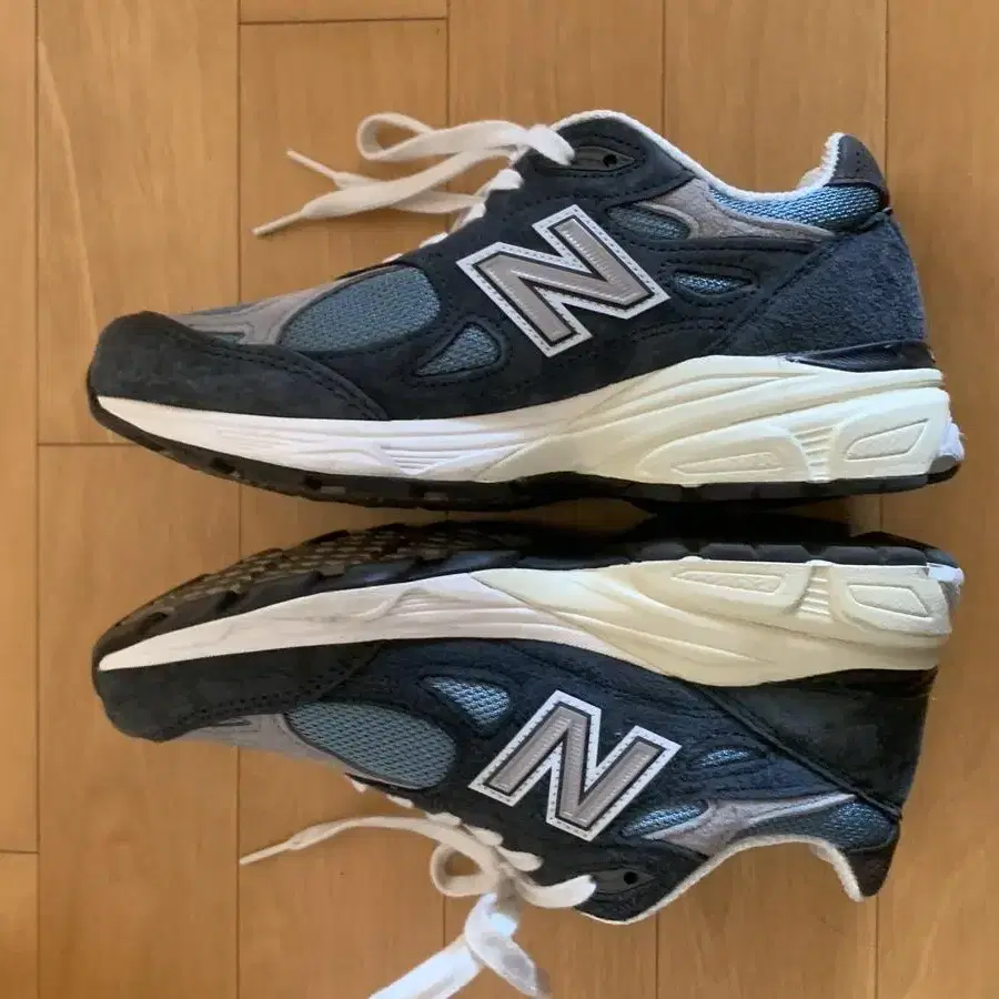 뉴발란스 990v3 Made in USA 한정판 235 사이즈