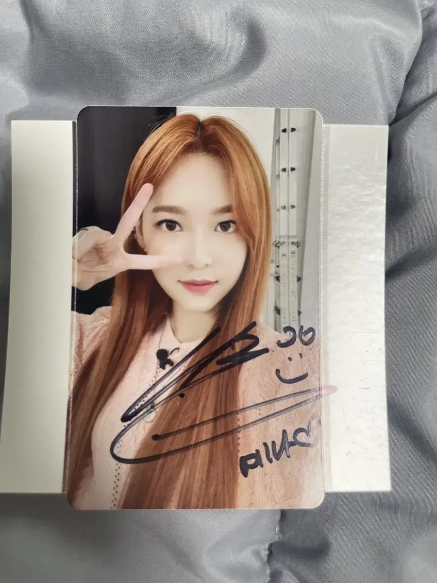 April Yang Yena Signed Photo Card