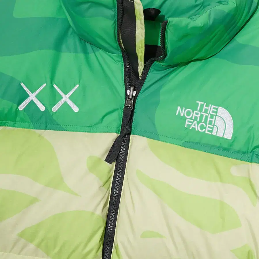 THE NORTH FACE x KAWS GREEN DOWN 패딩