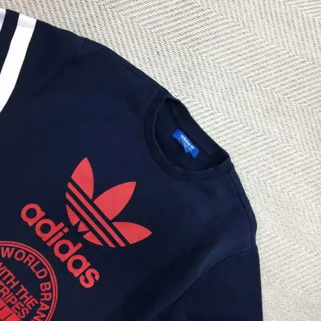 Z1424 아디다스 스트릿그래프 기모티셔츠 (남95) ADIDAS