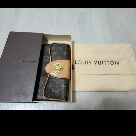 LOUIS VUITTON 뤼비똥 장지갑 팝니다~!!