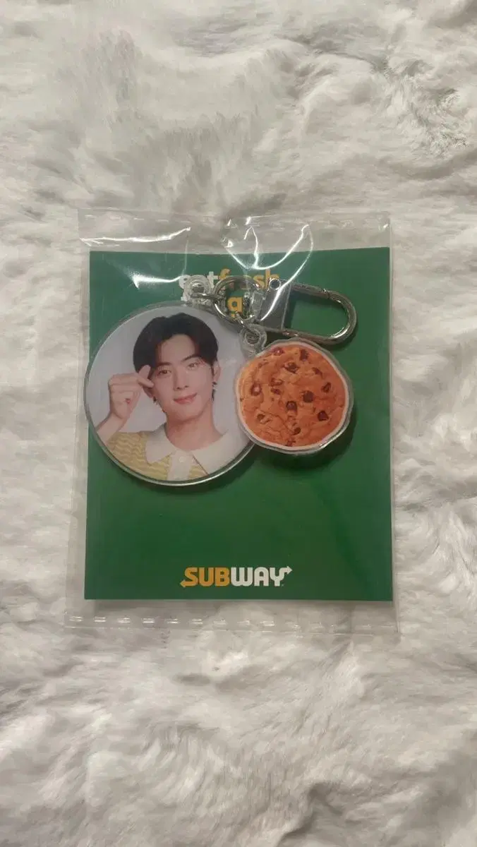 Cha Eunwoo sells Subway merchandise keyring 