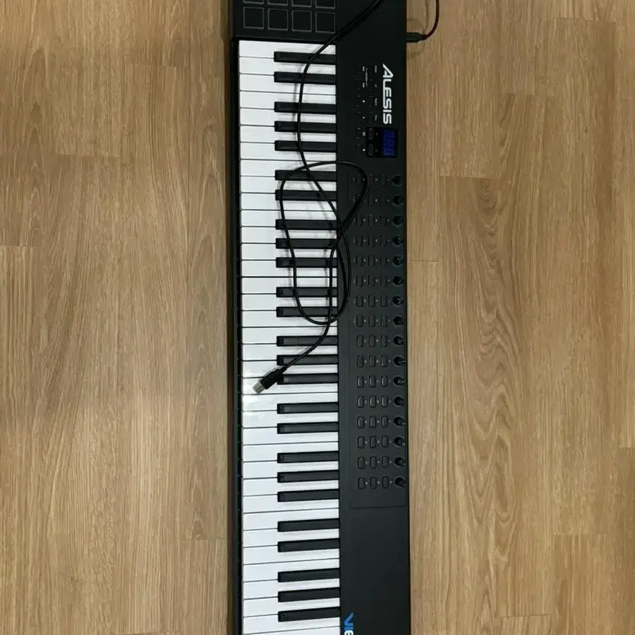 ALESIS 61 미디 키보드