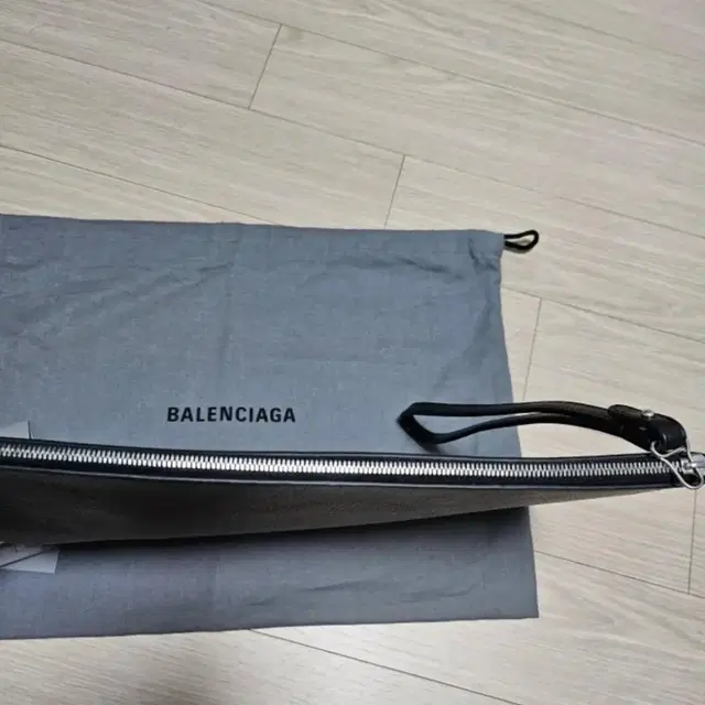 발렌시아가 BALENCIAGA 클러치 거의 새것 655605 1IZI3