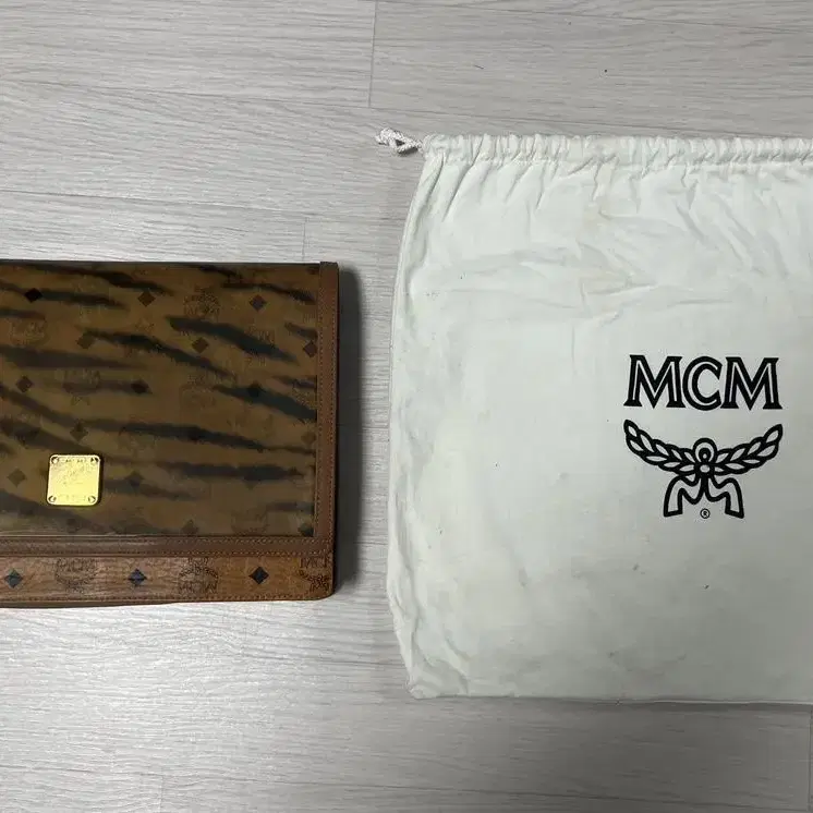 [MCM] MCM X 페노메논 클러치백