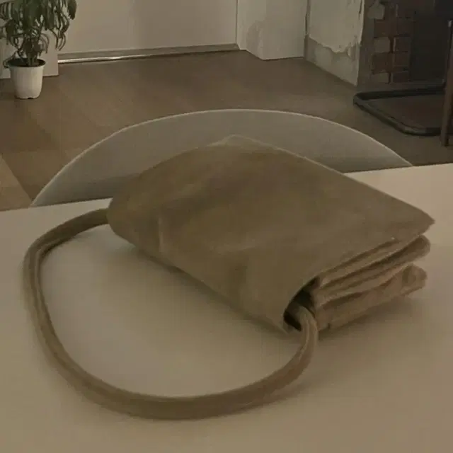 어트 스웨이드 폴디드백 타우페 autt folded bag suede t