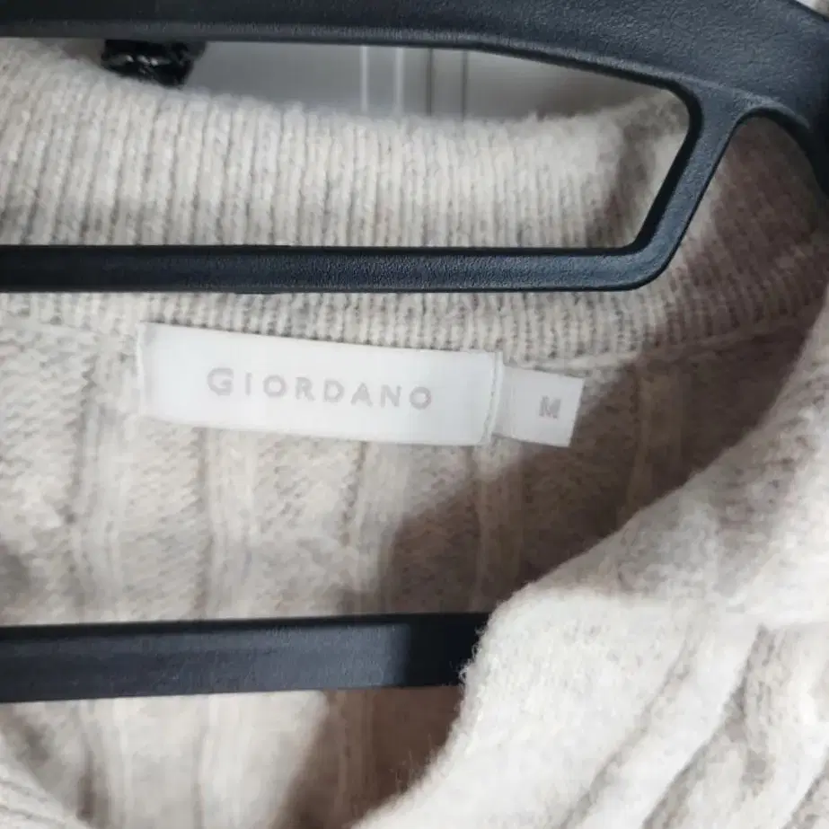 giordano 꽈베기 브이넥 니트