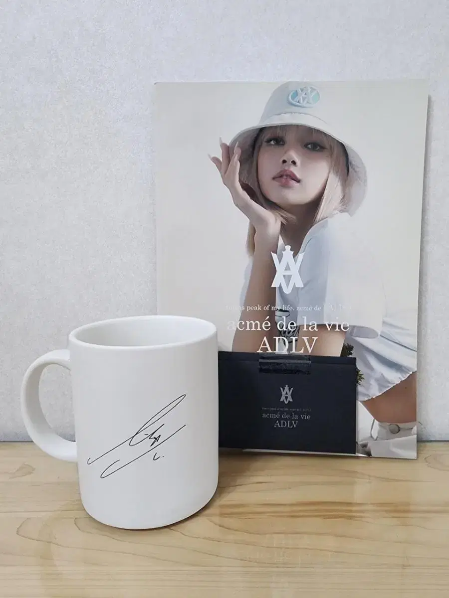 Limited edition black pink lisa collaboration poca, photo book, autographed cup (negotiable)