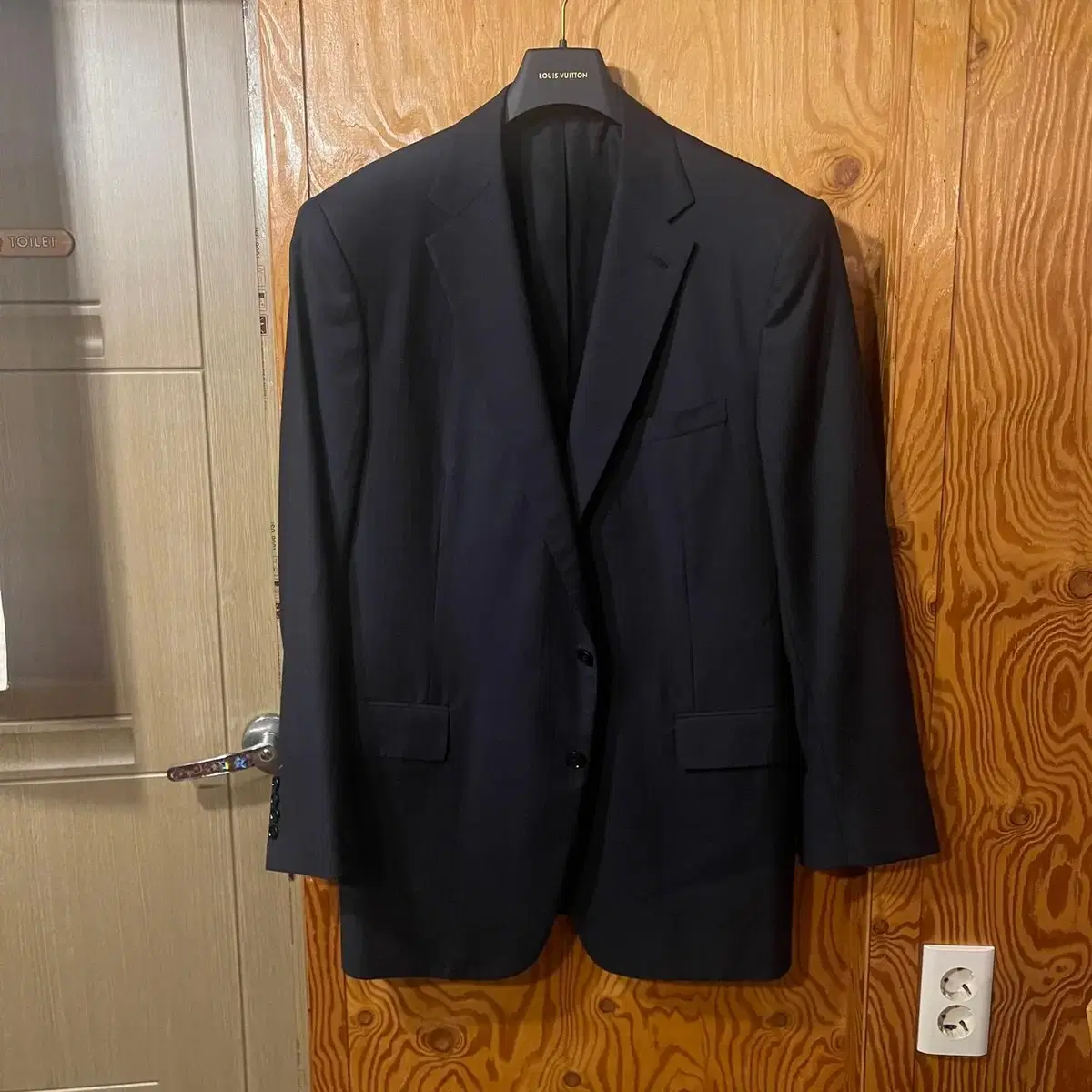 The Ralph Lauren Perflavelle 2-piece suit is available at sell.