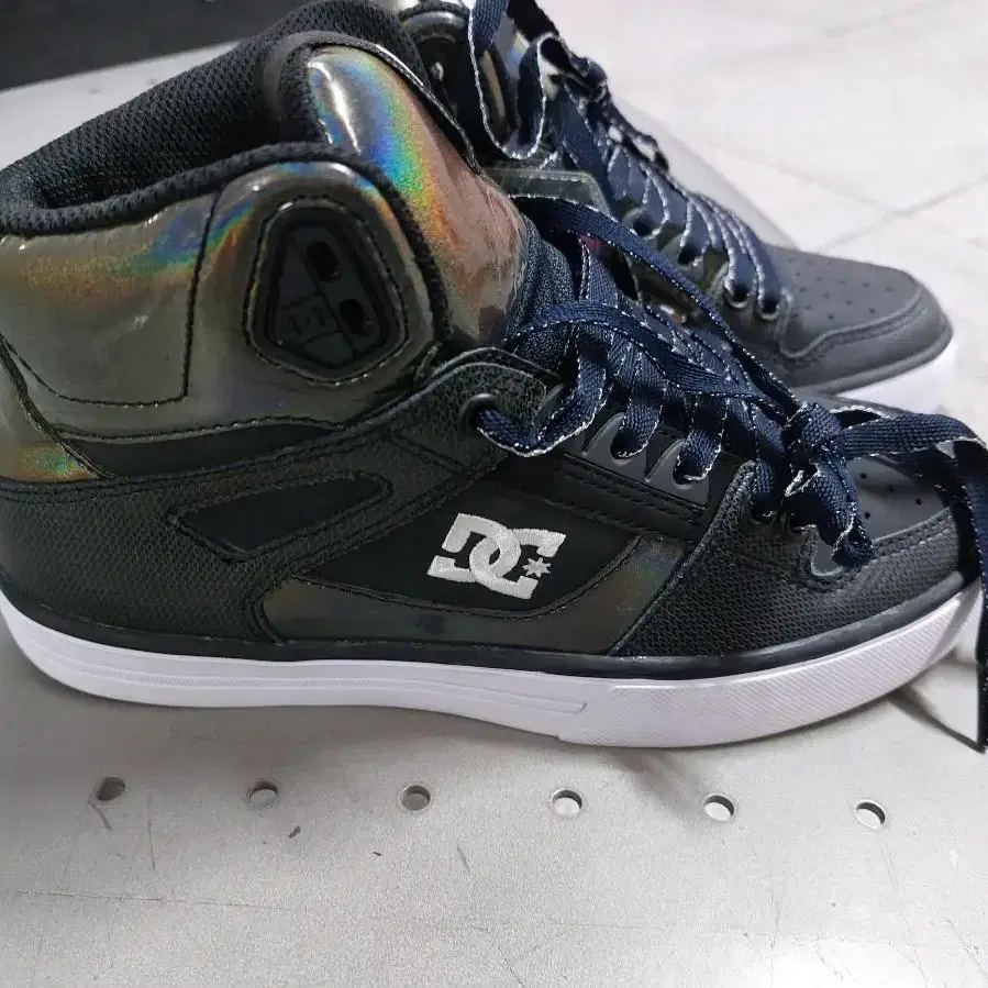 235  DC SHOES 농구화 새것 !!