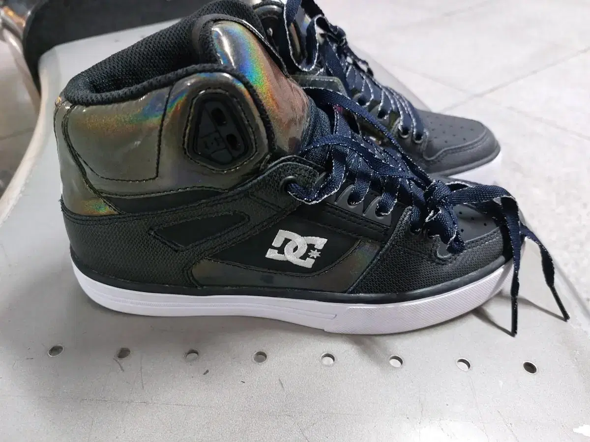 235  DC SHOES 농구화 새것 !!