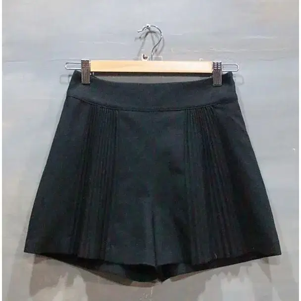 25-26) maje 17fw wool pleats short pants