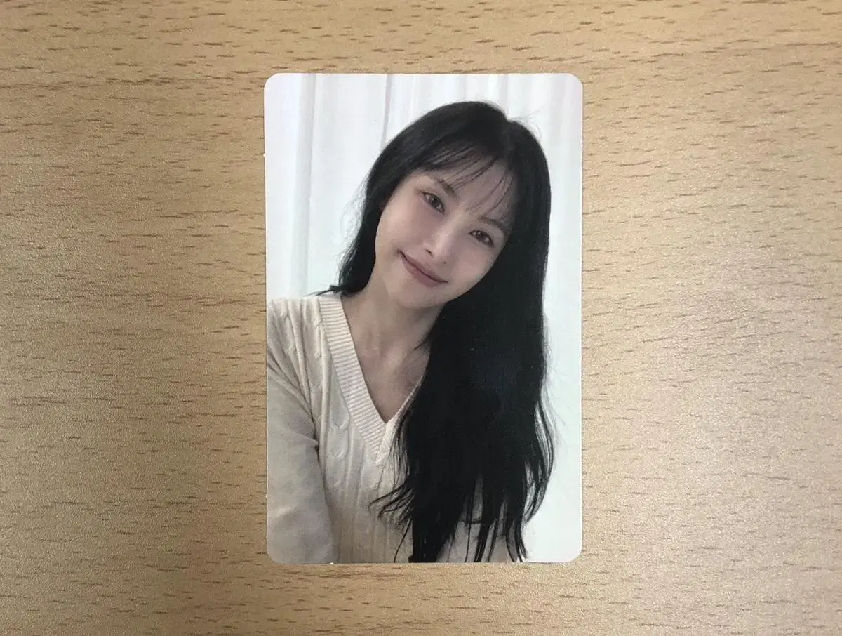 Kara park gyuri sells photo cards