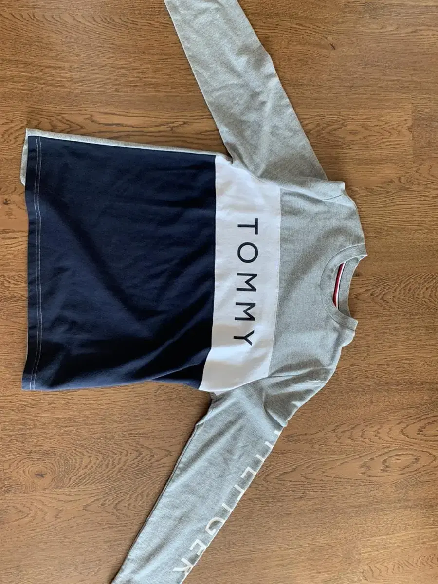 Tommy Hilfiger Round Tee Size M Sells