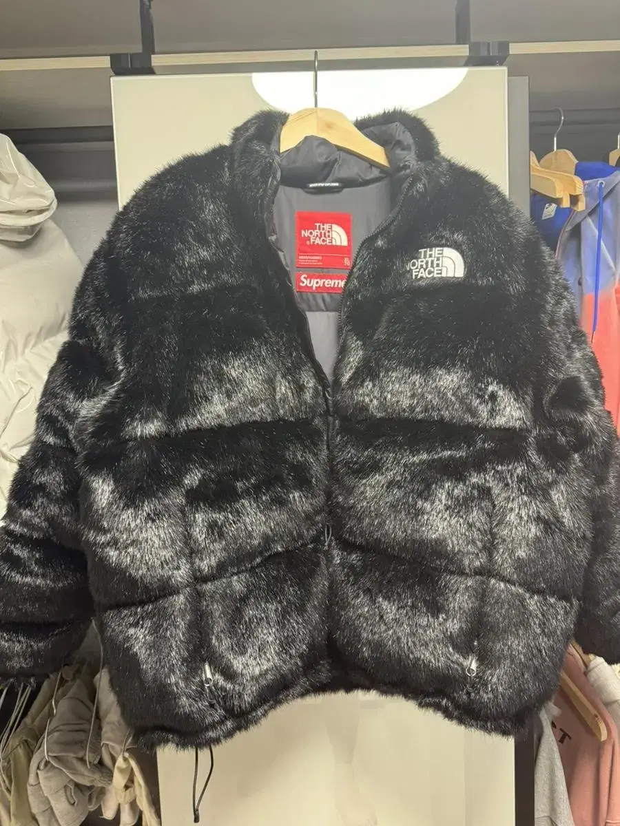 (XL)The North Face Fur Nopsie Black sells.