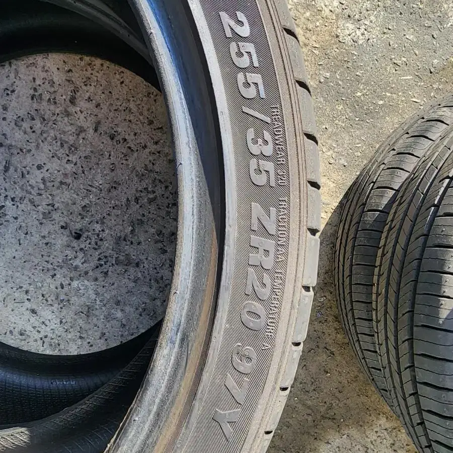 255/35R20 판매합니다