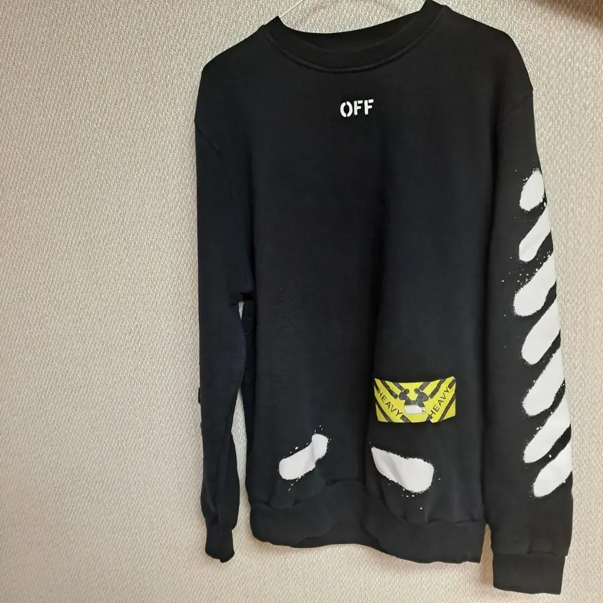 Off-white spray-painted top M 105