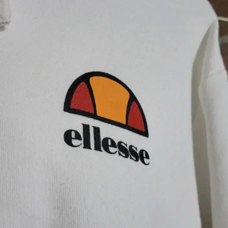 (남녀공용m사이즈) ellesse  새하얀후드티(도톰)