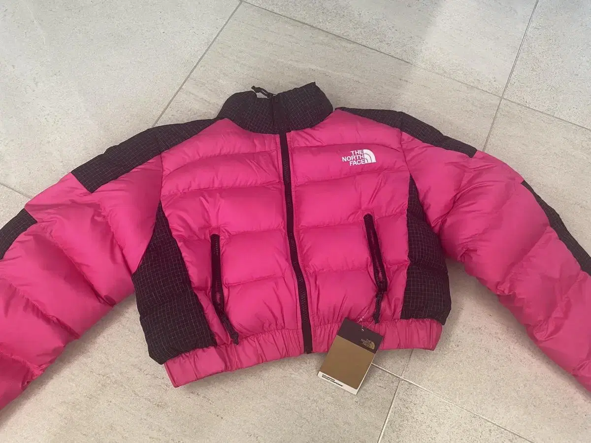 W RUSTA PUFFER PINK GLO 노스페이스 핫핑크 숏패딩