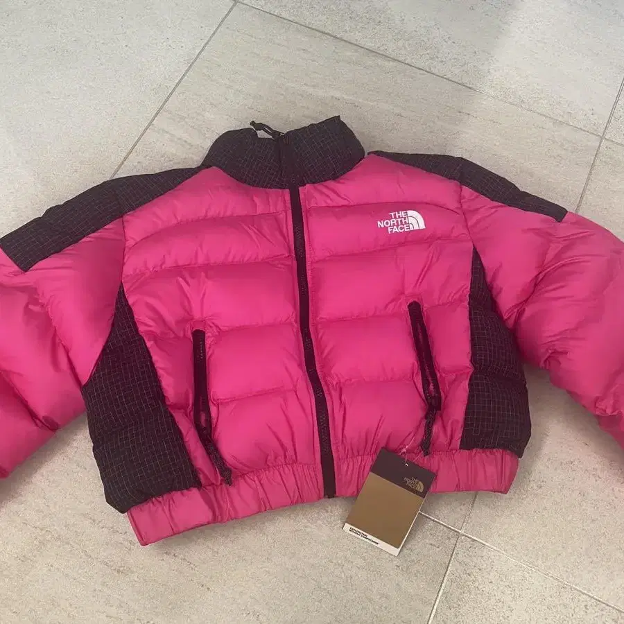 W RUSTA PUFFER PINK GLO 노스페이스 핫핑크 숏패딩