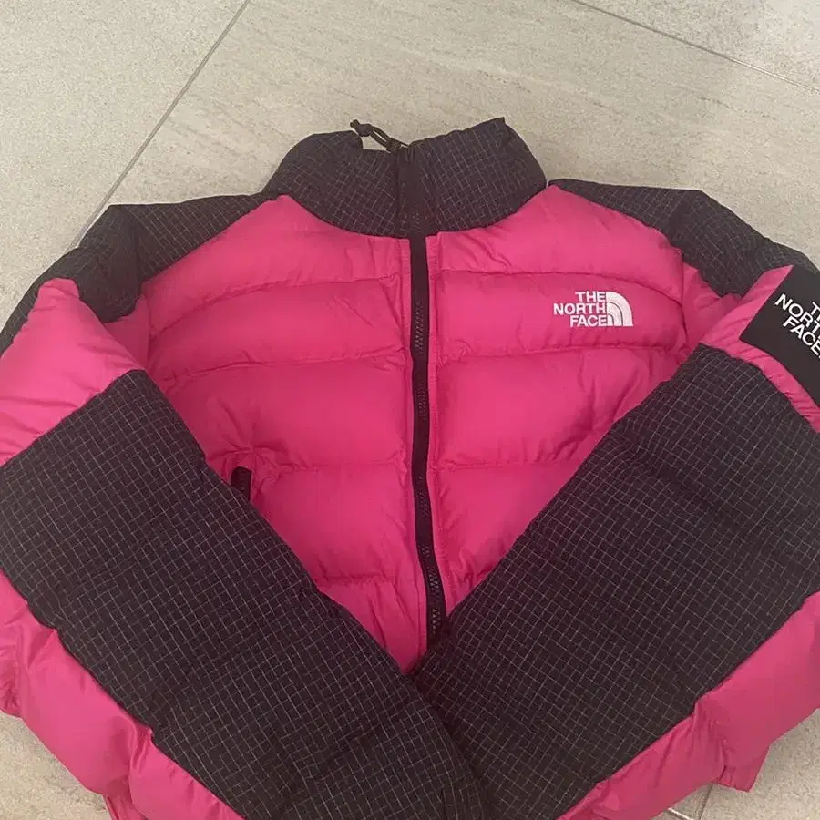 W RUSTA PUFFER PINK GLO 노스페이스 핫핑크 숏패딩