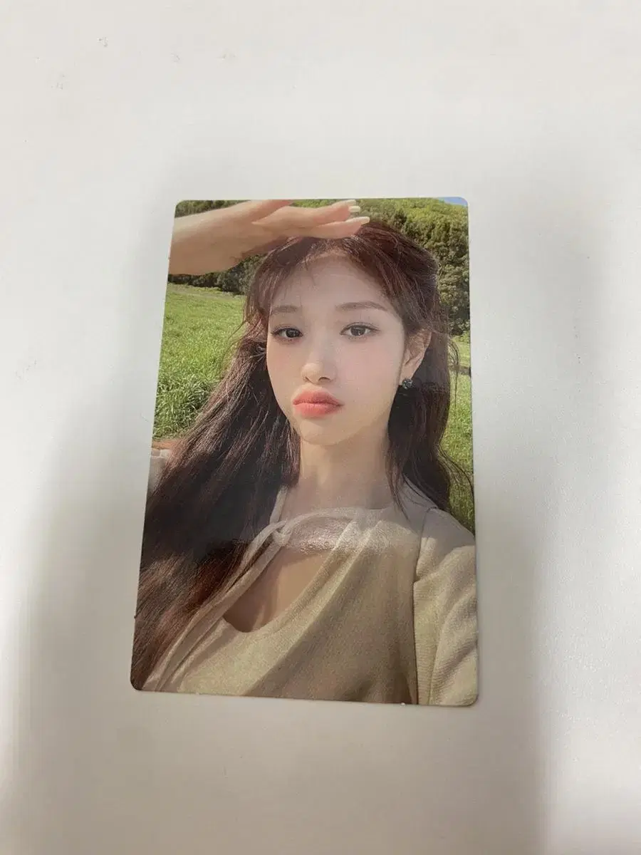 Fromis 9 lee seoyeon sells photo kards