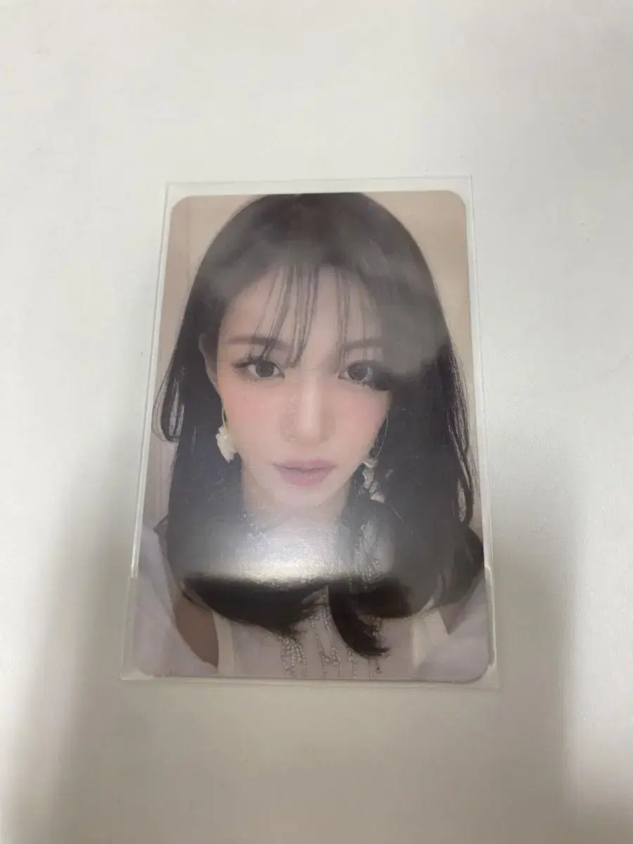 Fromis 9 lee chaeyoung sells photo kards